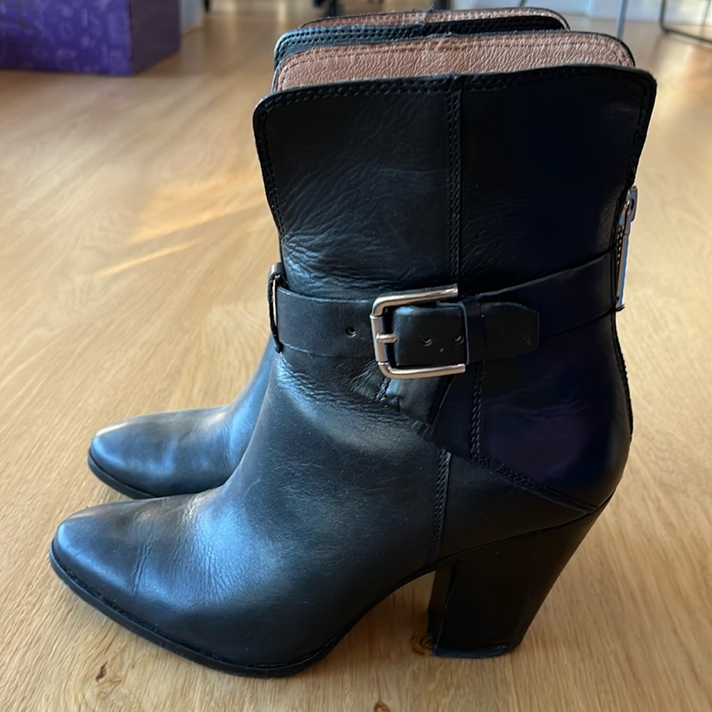 Donald J Pliner sexy boots!